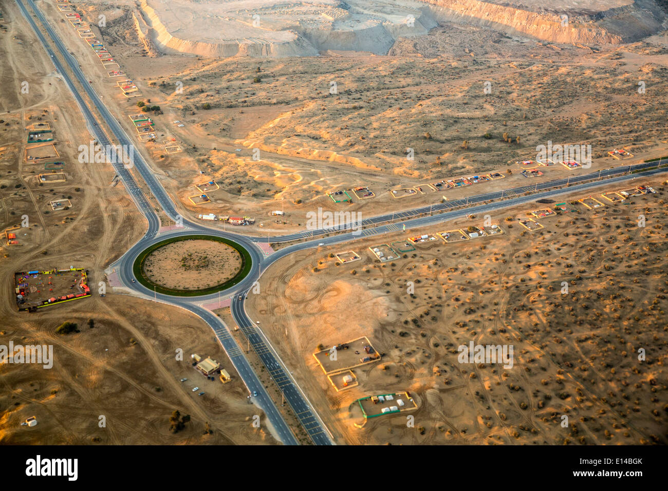 Vereinigte Arabische Emirate, Dubai, neue Siedlungen in der Wüste. Luftbild Stockfoto