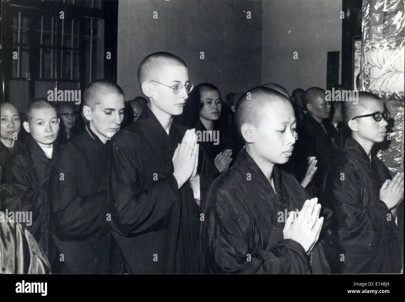 17. April 2012 - US-Frauen werden buddhistische Nonnen: Zwei junge Amerikanerinnen werden buddhistische Nonnen nachdem er ihre Köpfe für die Einweihung in einem buddhistischen Tempel in Taipei, Taiwan, rasiert, wie sie mit einer Gruppe von chinesischen Nonnen, die sich in feierlichen Gelübden beten, zu den Lehren des Buddha zu folgen. Die Noviates sind zweite und dritte von rechts an vorderster Front. Stockfoto