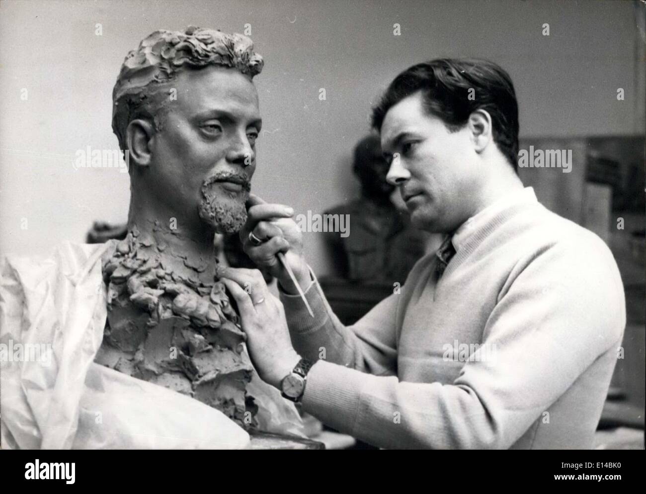 17. April 2012 - Alian bombardieren, haben seine Wachsfigur: M. Barbieri, Te Bildhauer des Musée Grevin Wachsfigur legt den letzten Schliff der Büste zu bombardieren, der neue '' einsame Navigator''. Das Gesicht der Wachsfigur wird nach der Skulptur geformt werden. Stockfoto