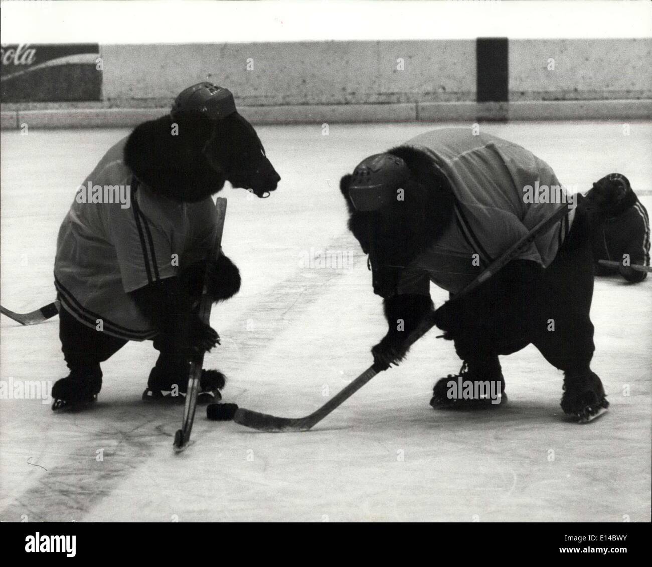 17. April 2012 - Eishockeyspiel A Difference: Kürzlich fand in der Münchner Olympiahalle ein Eishockeyspiel mit einem Unterschied statt. Ein Team russischer Braunbären und Schimpansen. Es war ein sehr unterhaltsames Spiel für die vielen Zuschauer, die anwesend waren. Die beiden Teams wurden von der deutschen akrobatenfamilie Renz trainiert, die die Tiere besitzt. Sie brauchten drei Jahre, um zu trainieren. Das Bild zeigt Action Shots aus dem Fang. Die Chimps gewannen mit 3:2. Stockfoto