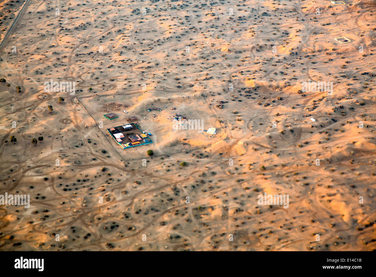 Vereinigte Arabische Emirate, Dubai, neue Siedlung in Wüste. Luftbild Stockfoto