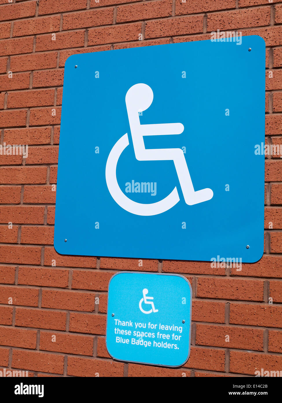 Parkplatz für Behinderte blue-Badge Inhaber Zeichen UK Stockfoto