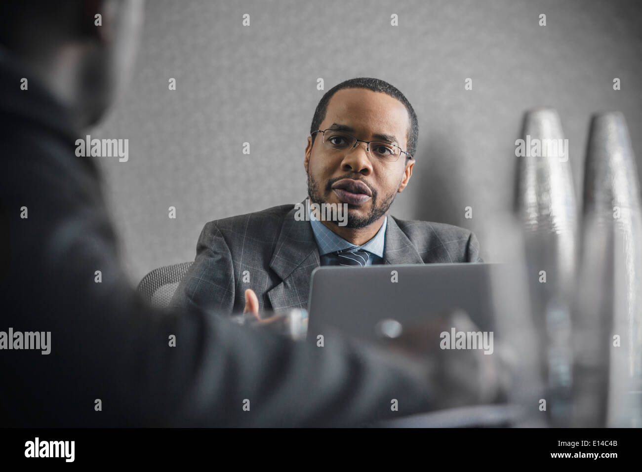 Business-Leute reden in treffen Stockfoto