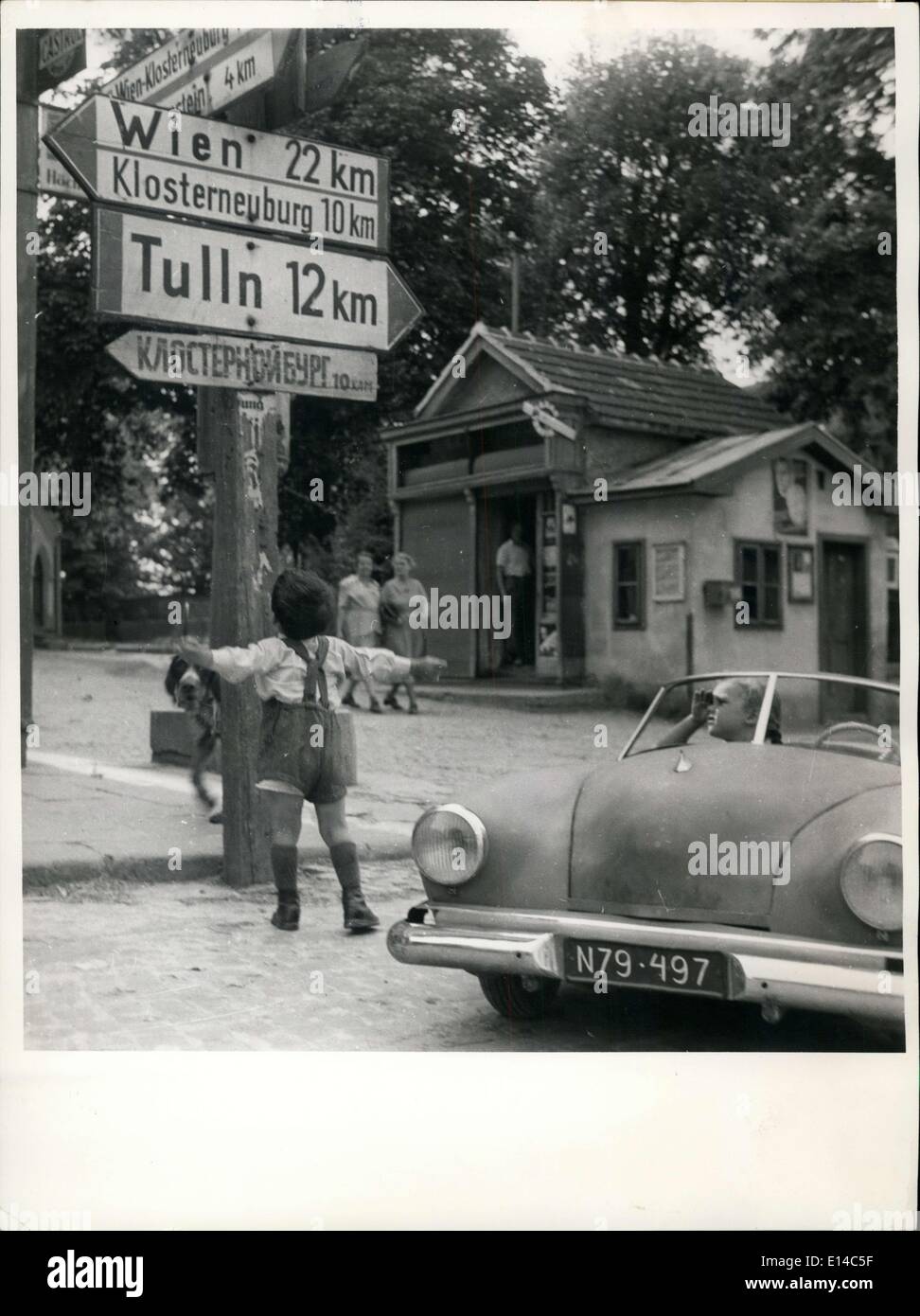 17. April 2012 - ist die jüngste Auto-Fahrer der Welt - zwei-Jahre-alten Alfred Schwarzfrom St. Andrae Woerdern Niederösterreich. Sein Vater ihm ein Auto in 2000 Arbeitsstunden gebaut. Das Auto hat viele Gadgets wie die großen Autos haben. Der rassige Kleinwagen ist 8 Fuß lang und breit mit Lenkung-Getriebe und ein Elektromotor mit einem Wirkungsgrad von mehr als die Hälfte HP zwei Fuß 7 Zoll. Seine Höchstgeschwindigkeit ist rund sieben Kilometer pro Stunde. Dieses Meisterwerk der ein Auto hat eine Tür mit Druckknöpfen, ein Radiogerät, Kopf-Lichter und Rückwärtsgang. In seiner Tasche hat Alfred die Kopie des echten Führerschein Stockfoto