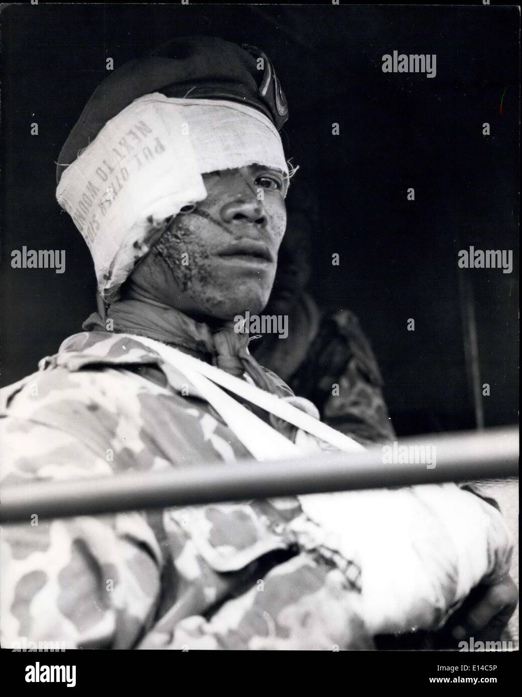 17. April 2012 - eines Banteng Raiders, der Regierung Commando Force, verwundet, während des ersten Tages Kämpfe auf dem Weg von Bukit Tinggi, Suliki. Am ersten Tag geben wurden verwundet, und vier starben. Rebel Verluste sind vermutlich viel Stoffschicht. Stockfoto