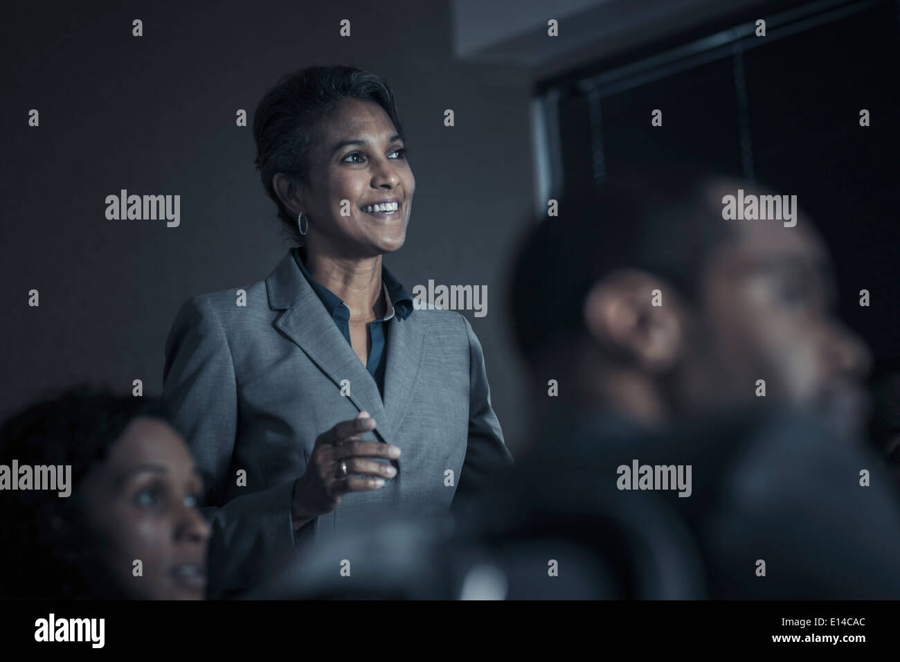 Geschäftsleute, die Audio-visuelle Präsentation im Meeting ansehen Stockfoto