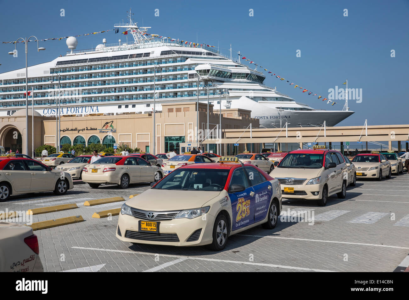 Vereinigte Arabische Emirate, Dubai, Kreuzfahrtschiff Costa Fortuna, Unternehmen aus Italien, vertäut im Hafen. Taxi-stand Stockfoto