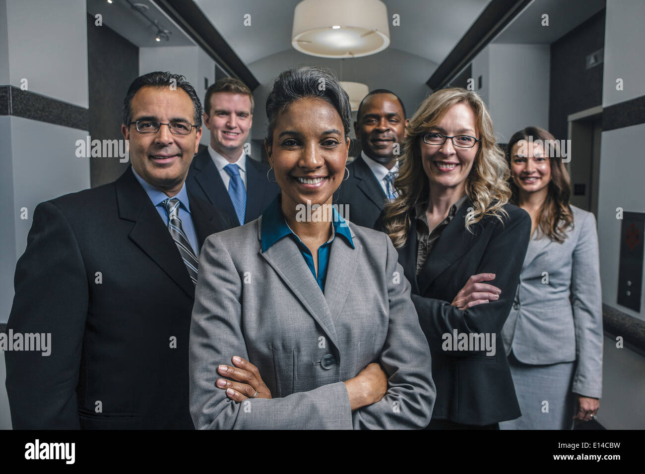 Geschäftsleute, die lächelnd im Büro Korridor Stockfoto
