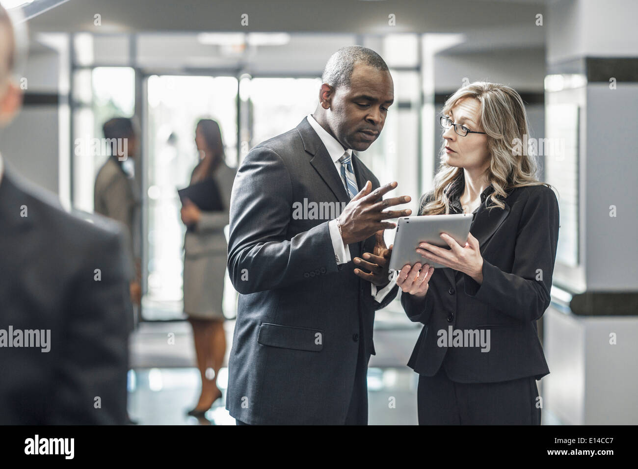 Geschäftsleute, die mit digital-Tablette in office Stockfoto