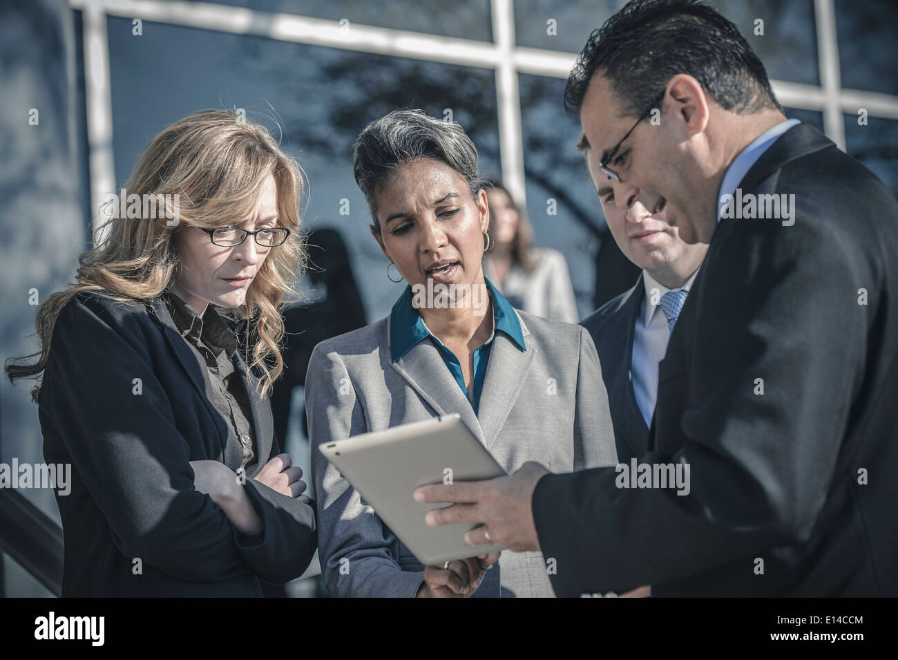 Geschäftsleute, die mit digital-Tablette vor Büro Stockfoto