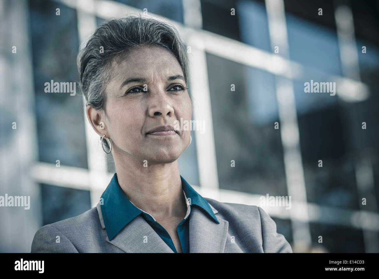 Geschäftsfrau, die im Freien stehen Stockfoto