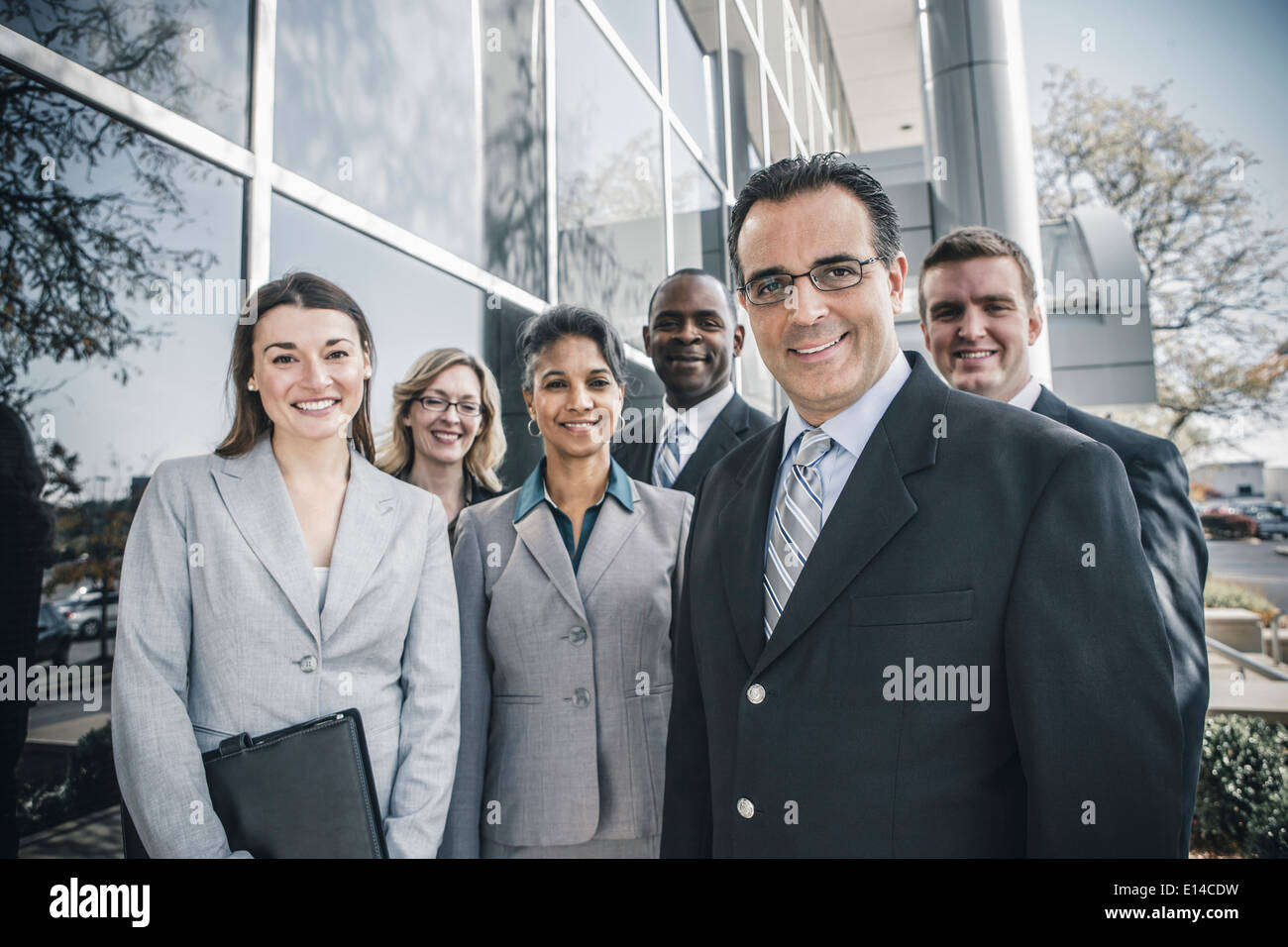 Business-Leute Lächeln Außenseite Bürogebäude Stockfoto