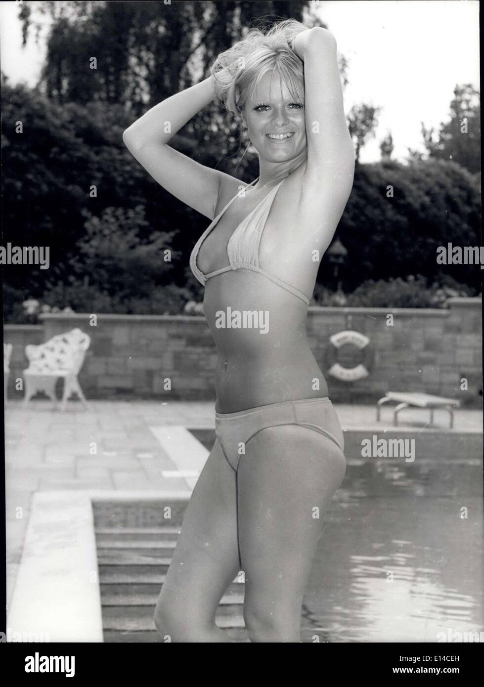 17. April 2012 - The Belle Of The Pool: Alle Augen auf Jenny Roberts als sie für ihr tägliches Bad ankommt, Jenny ist häufig auf dem Fernsehschirm zu sehen und wurde im Jahr 1974 '' Miss TV Zeiten '' gewählt. Stockfoto