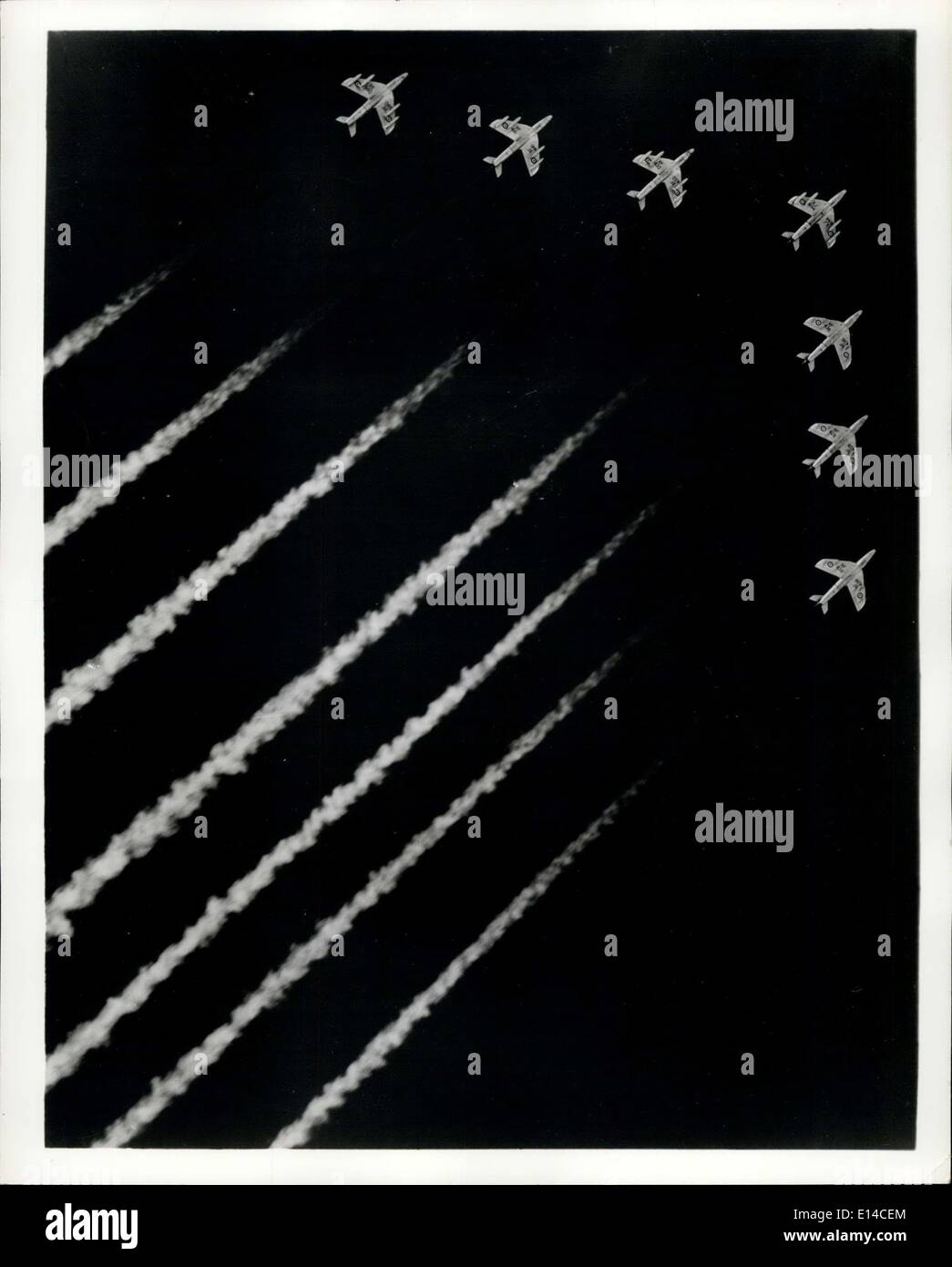 17. April 2012 - Jägers Abschied Trails: Nr. 208 Squadron Royal Air Force, die erste Einheit von Großbritanniens Middle East Air Force mit der Sägezahn Vorderkante und '' flying Tail'' Hawker Hunter F. 6 ausgerüstet werden die neuesten Versionen von Überschall Strahl Kämpfer, in Nikosia, Zypern stationiert werden soll. Foto zeigt Jäger Nr. 208 Squadron hinterlassen ihre Spuren in den englischen Himmel während eines Trainingsflug vor dem Verlassen der R.A.F-Station, Tangmere, Sussex. Stockfoto