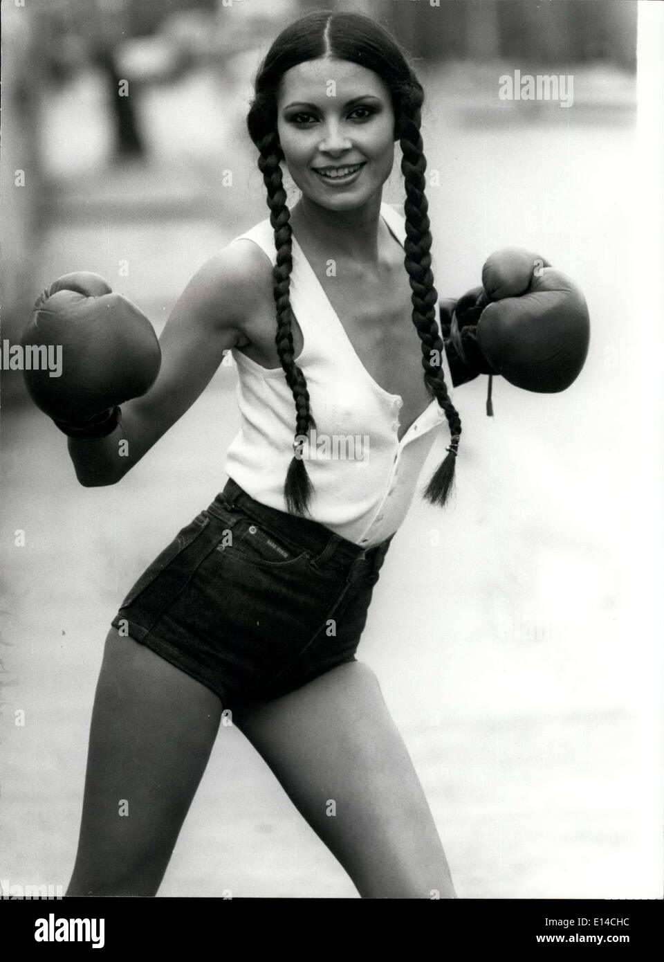 17. April 2012 - Joni ist ein Knockout: Modell Joni Flynn gekleidet für das Teil, wenn sie zeigen Sie die neuesten Mini-Shorts namens Dark Horse, eine Ko-Palette von Jeane von Tillies-Paveley, der Midlands ins Leben gerufen. Joni ist auch ein Fan von John Conteh, kämpft für den WM-Titel in der amerikanischen an diesem Samstag. Foto zeigt Joni in Ther Dark Horse Mini Shorts und Boxhandschuhe sieht ein Knockout. Stockfoto