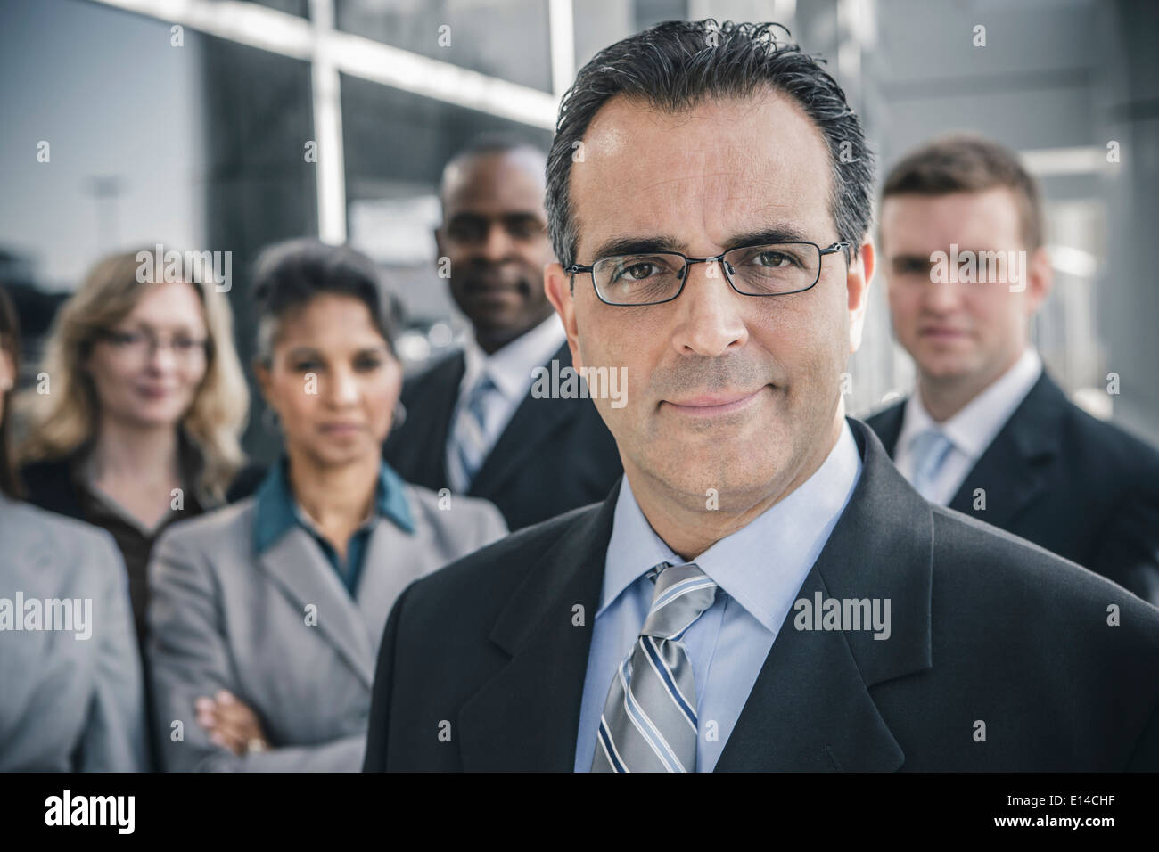 Geschäftsleute, die lächelnd im freien Stockfoto