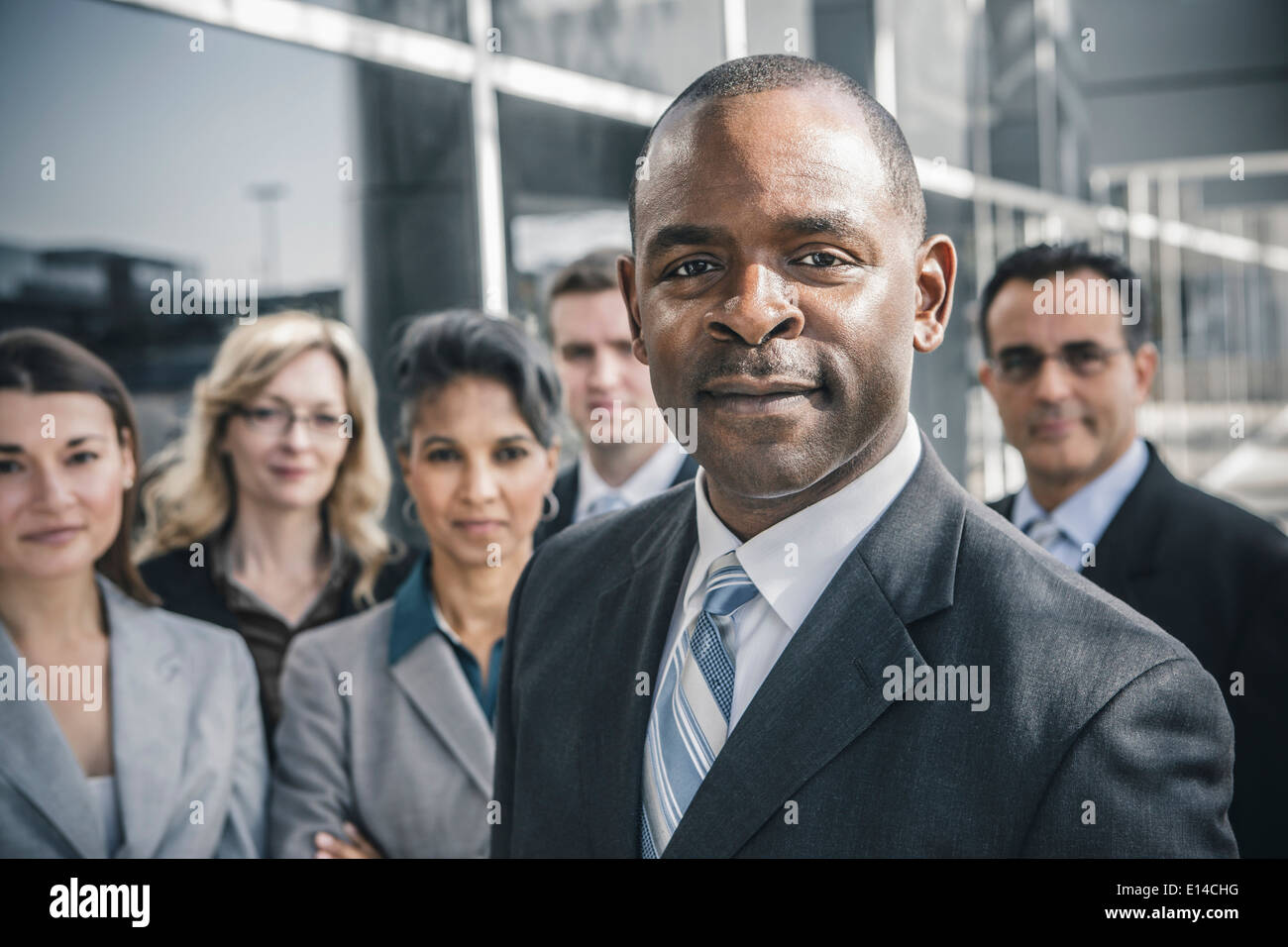 Geschäftsleute, die lächelnd im freien Stockfoto