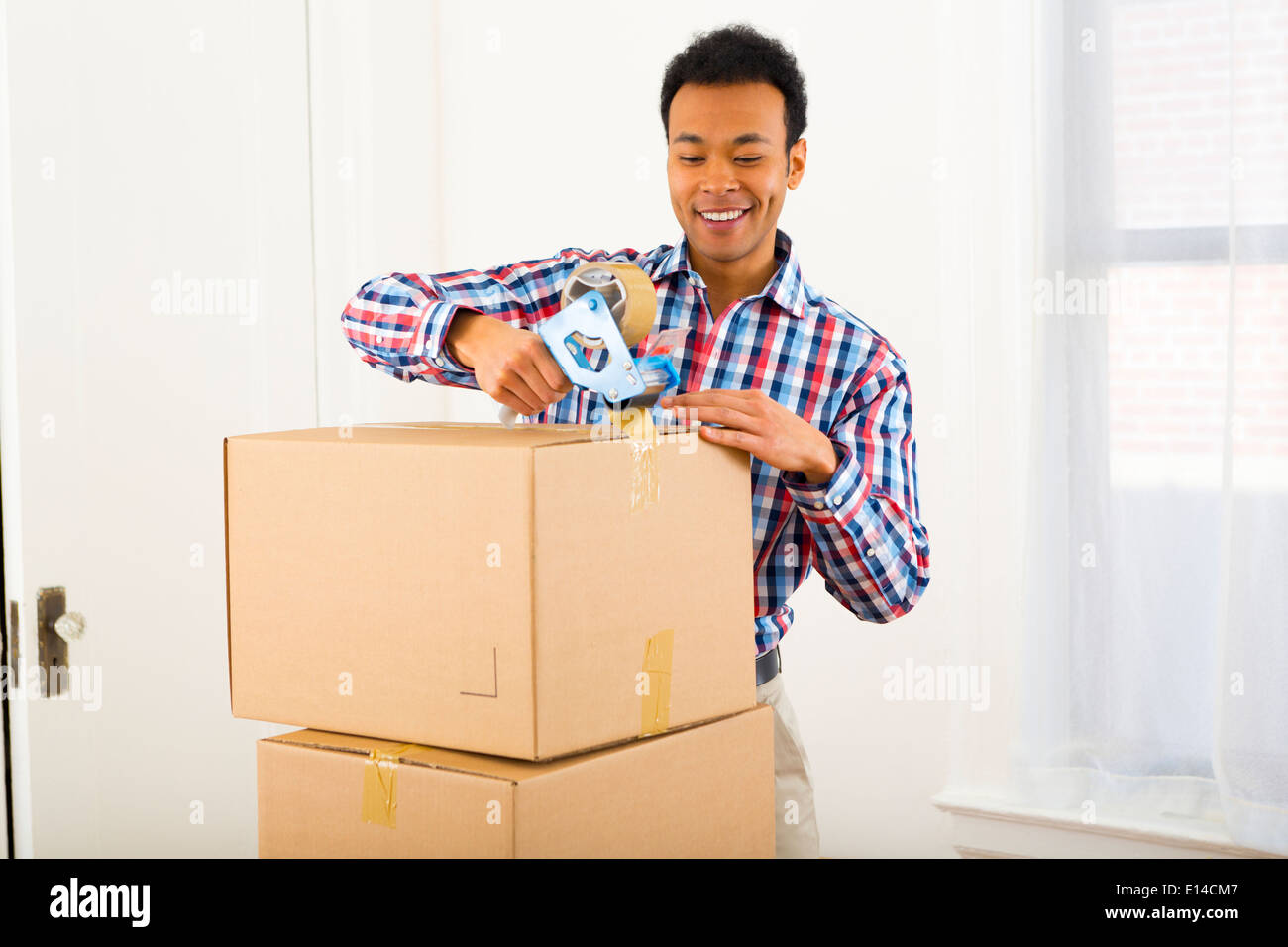 Gemischte Rassen Mann Verpackung Kartons Stockfoto