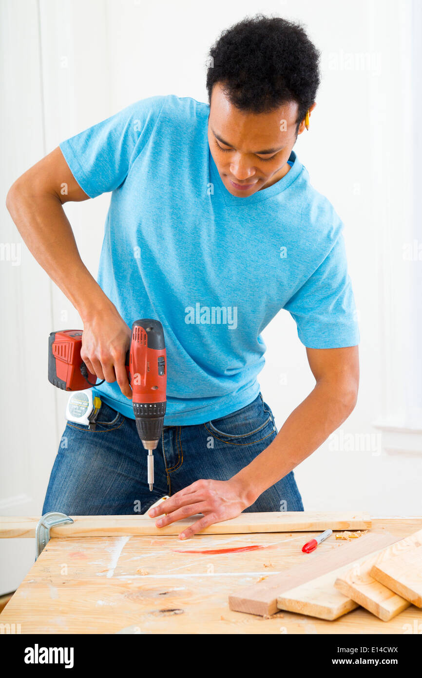 Gemischte Rassen Zimmermann mit Bohrmaschine Stockfoto