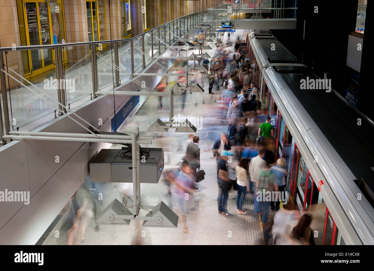 U-Bahn-Fahrgäste Bewegung in u-Bahnstation in Warschau, Zentralpolen Stockfoto