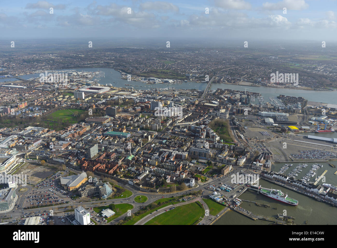 Blick nach Osten über zentrale Southampton zeigt den Fluss Itchen und Fußball Boden Blick Stockfoto