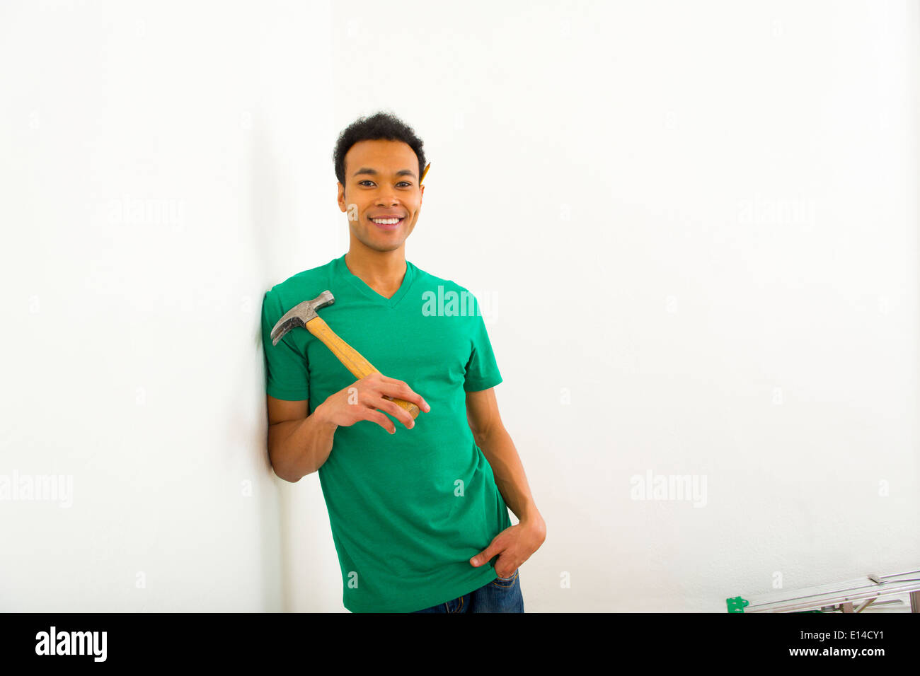 Gemischte Rassen Mann halten hammer Stockfoto