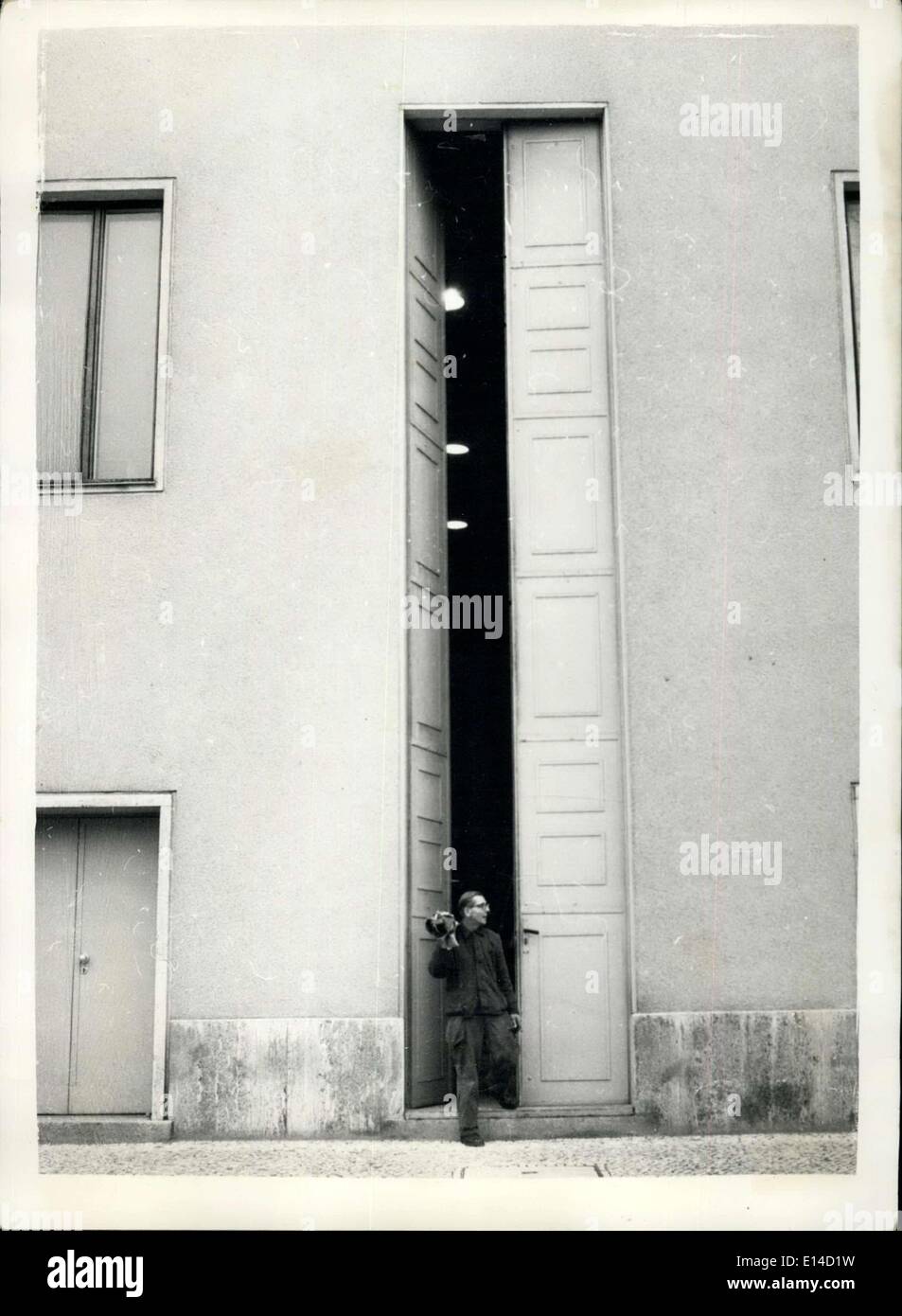 17. April 2012 - das größte Tor in Berlin. Aber es ist nicht für Riesen. Dies ist das größte Tor in Berlin - aber es ist nicht wirklich für die deutschen Riesen. Es gehört zu der neu errichteten Schiller Theater und dient zum Transport der Landschaft. Stockfoto