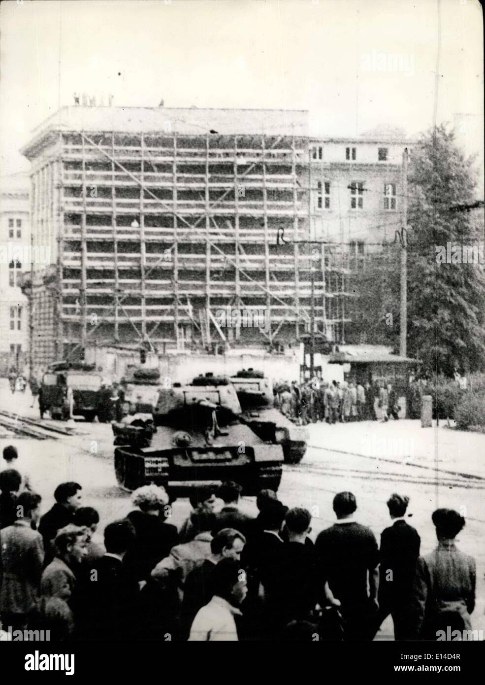 17. April 2012 - Panzer sowjetischer gegen Ost-Berliner Demonstranten. Am Mittwoch, 17. Juni 1953 ging die Russen gegen Berliner Arbeiter mit Wohnsitz in der Zone Ost-Berliner, die an Demonstrationen teilgenommen hatte. Als die Eisen-Monster die wichtigsten Plätzen der Stadt wo Tausende Demonstranten sich versammelt überquert hatten um protest gegen das DDR-Regime, die Panzerbesatzungen wurden '' empfangen '' mit Gebrüll '' Fie! Schäm dich! "schreit. Stockfoto