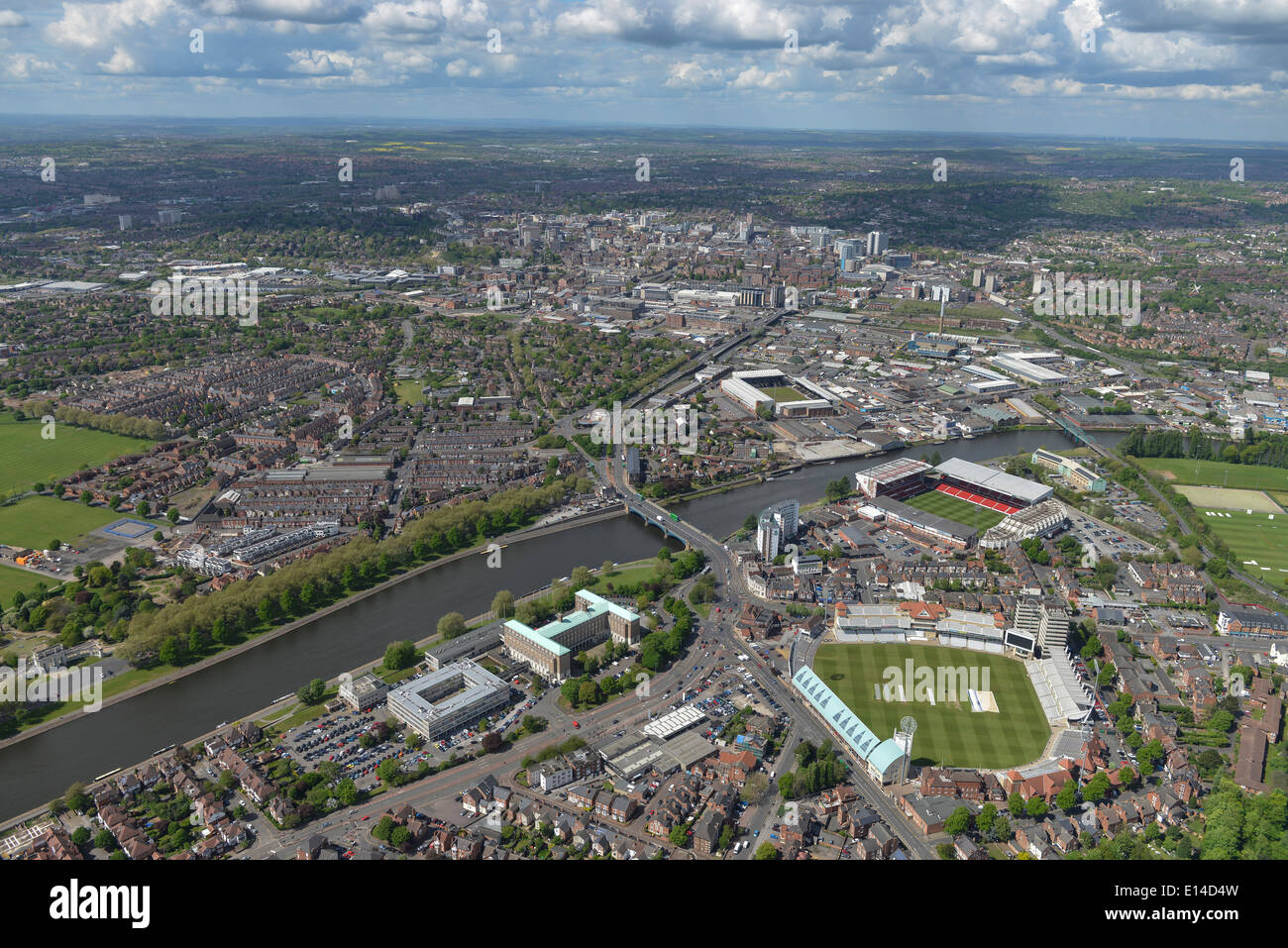 Eine Luftaufnahme, Blick nach Norden über den Trent Bridge-Bereich von Nottingham zeigen die Grille und die beiden Fußballplätze. Stockfoto