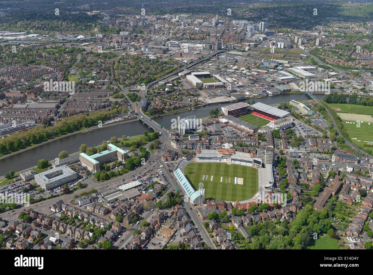 Eine Luftaufnahme, Blick nach Norden über den Trent Bridge-Bereich von Nottingham zeigen die Grille und die beiden Fußballplätze. Stockfoto