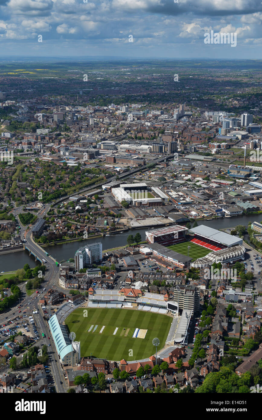 Eine Luftaufnahme, Blick nach Norden über den Trent Bridge-Bereich von Nottingham zeigen die Grille und die beiden Fußballplätze. Stockfoto