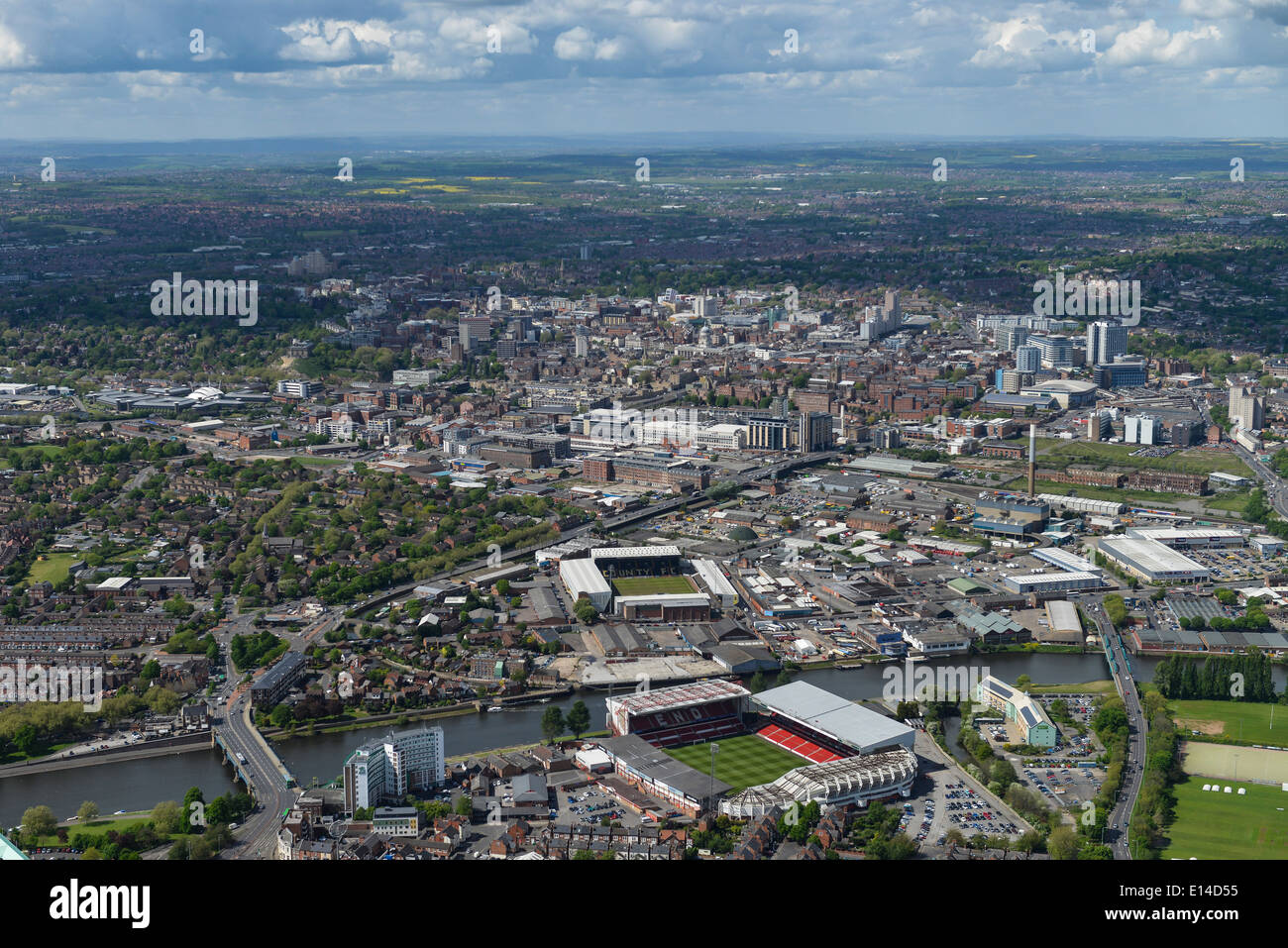 Eine Luftaufnahme, Blick nach Norden über den Trent Bridge-Bereich von Nottingham zeigen die Grille und die beiden Fußballplätze. Stockfoto