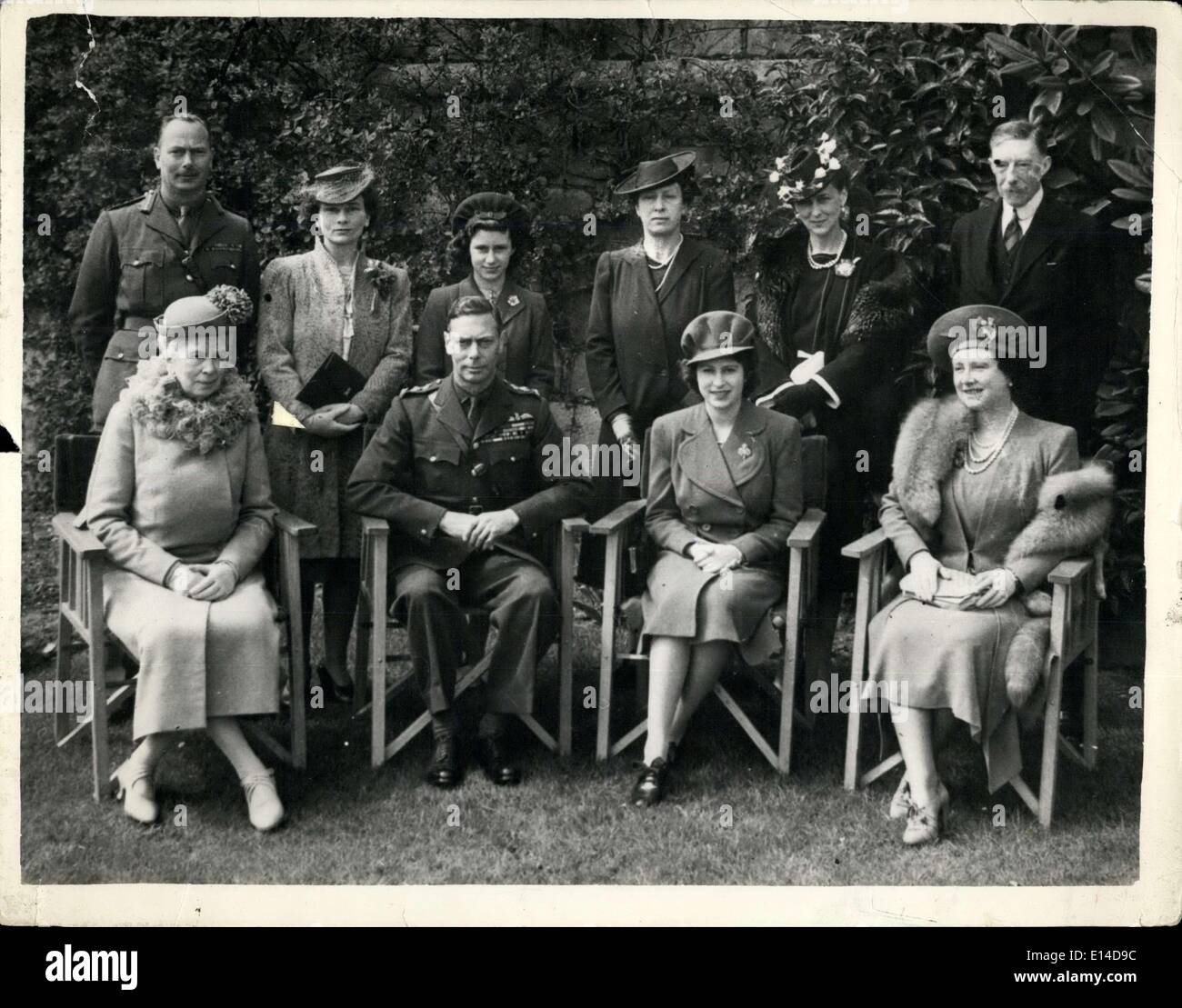 17. April 2012 - zeigt Foto sitzend L, R: Queen Mary, The King, Prinzessin Elizabeth The Queen Sta-Ding L R: Herzog von Gloucester, die Herzogin von Glochester, Prinzessin Margaret Rose, Princess Royal, der Duch von Kent und Lore Marwg. Stockfoto