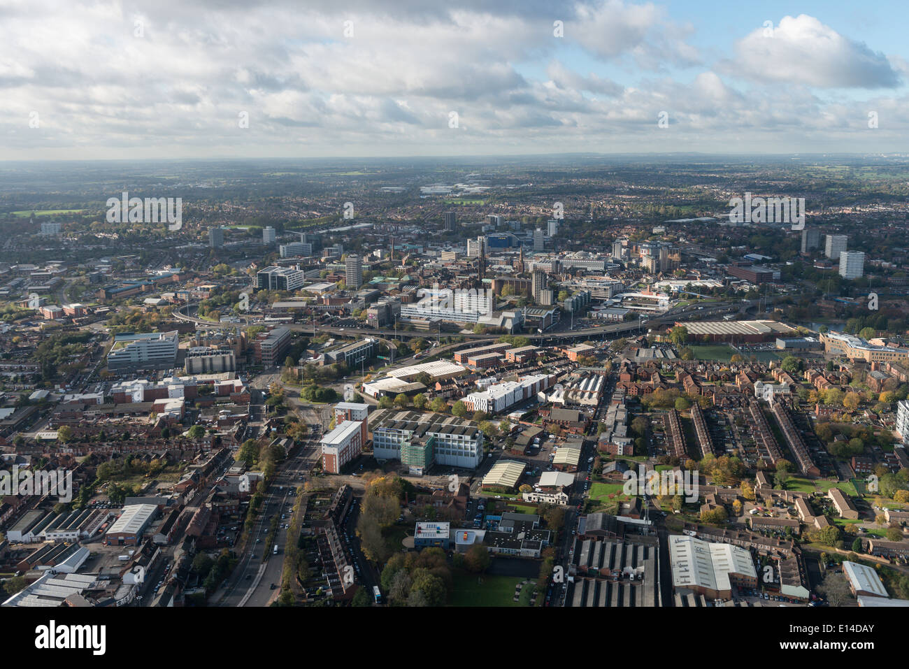 Eine Luftaufnahme aus dem Süden von Coventry mit Blick auf die Innenstadt und zeigt die Kathedralen. Stockfoto