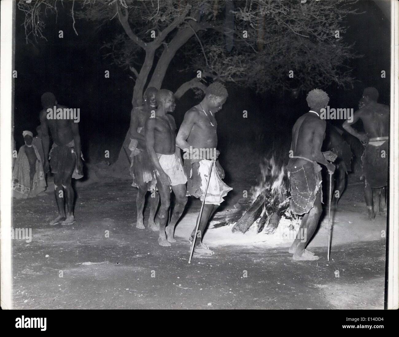 17. April 2012 - Südwest-Afrika. Buschmänner in der Nacht tanzen. Stockfoto