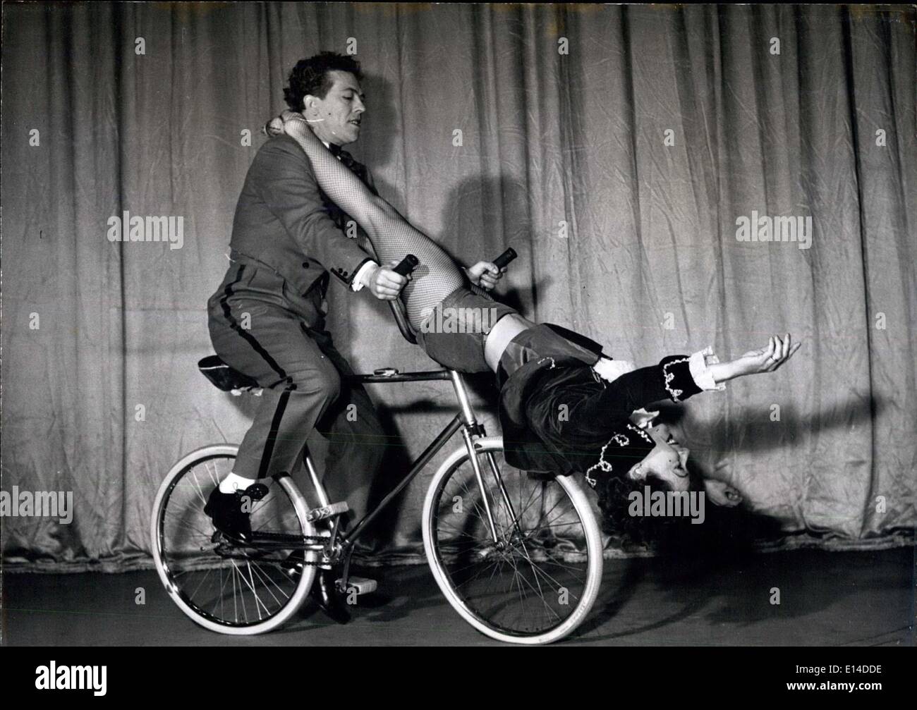 17. April 2012 - A Pick Up - mit dem Fahrrad: Pause Zyklen nach vorne und Annell ist taked, mit ihre Beine um seinen Hals und Kopf Kopf innerhalb Zoll des Vorderrades. Stockfoto