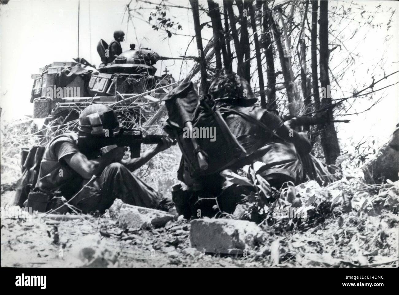 18. April 2012 - Hilfe von Big Brother: A US Tank unterstützendes Feuer verleiht marine Scharfschützen nordvietnamesischen Truppen Brunnen gegraben nördlich von Dong Ha zu verdrängen versucht. Stockfoto 18. April 2012 - Hilfe von Big Brother: A US Tank unterstützendes Feuer verleiht marine Scharfschützen nordvietnamesischen Truppen Brunnen gegraben nördlich von Dong Ha zu verdrängen versucht. Stockfoto
