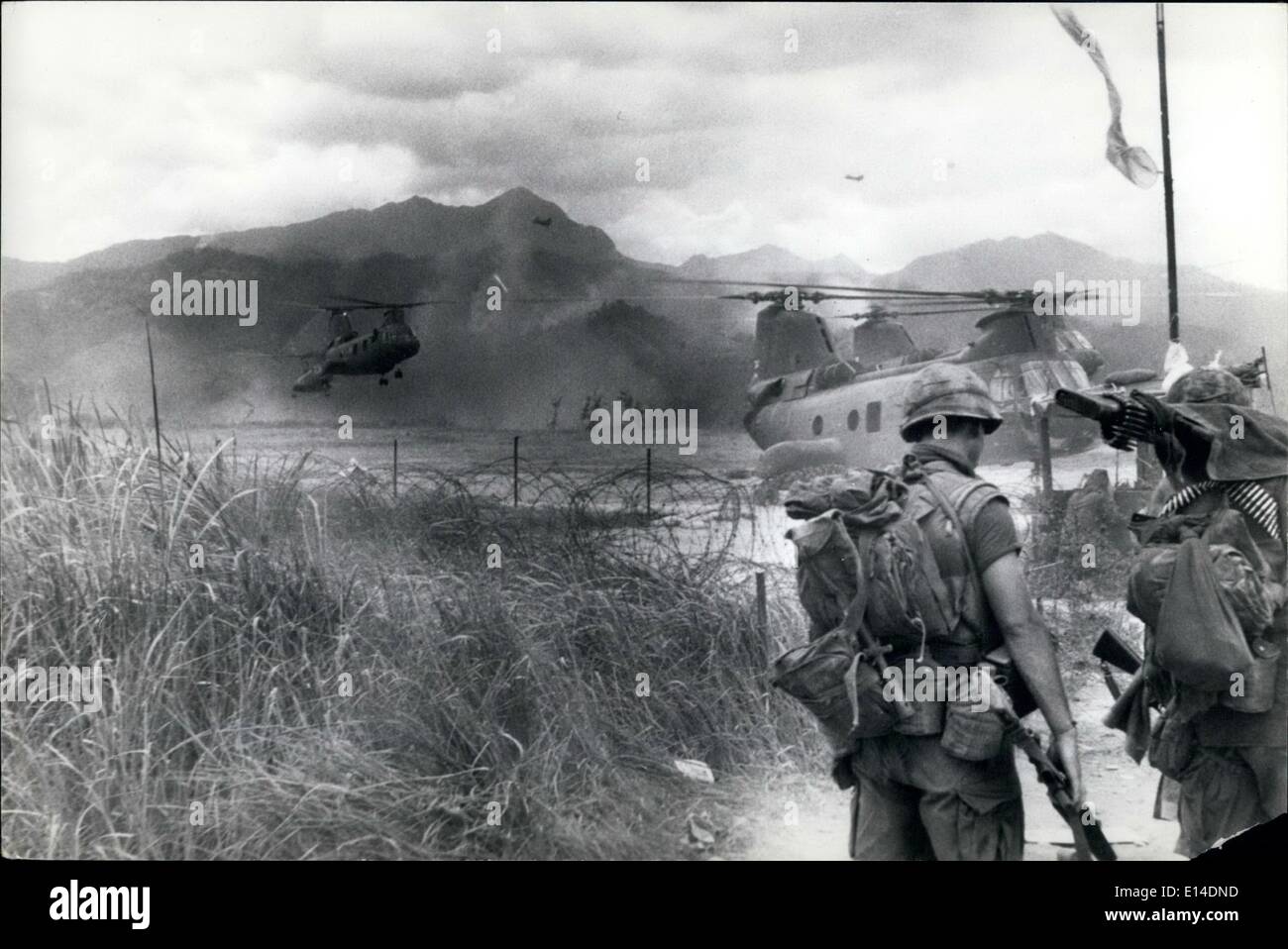 18. April 2012 - Bekämpfung für Fluggäste. Amerikanische Marines einziehen auf einem Flugplatz in der Nähe der Halde in der nördlichsten Ecke von Vietnam und südlich der entmilitarisierten Zone per Luftbrücke transportiert Hubschrauber für einen Kampf Sweep genannt Betrieb Lancaster 11, gegen die Unterwanderung der nordvietnamesischen Truppen sein. Stockfoto