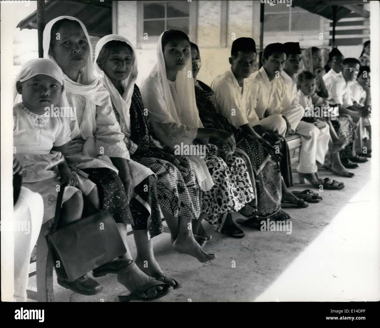 18. April 2012 - Suamtrans im Krankenhaus warten, um verwundete Verwandten besuchen: Wenn Regierungstruppen von Rebellen, die bergende, in und um eine Dschungel-Dorf hören, Operationen führen meist zu einer Zahl von zivilen Opfern. Diese sind an das nächstgelegene Krankenhaus behandelt. Verwandten folgen und geduldig sitzen, bis sie sie besuchen dürfen. Stockfoto