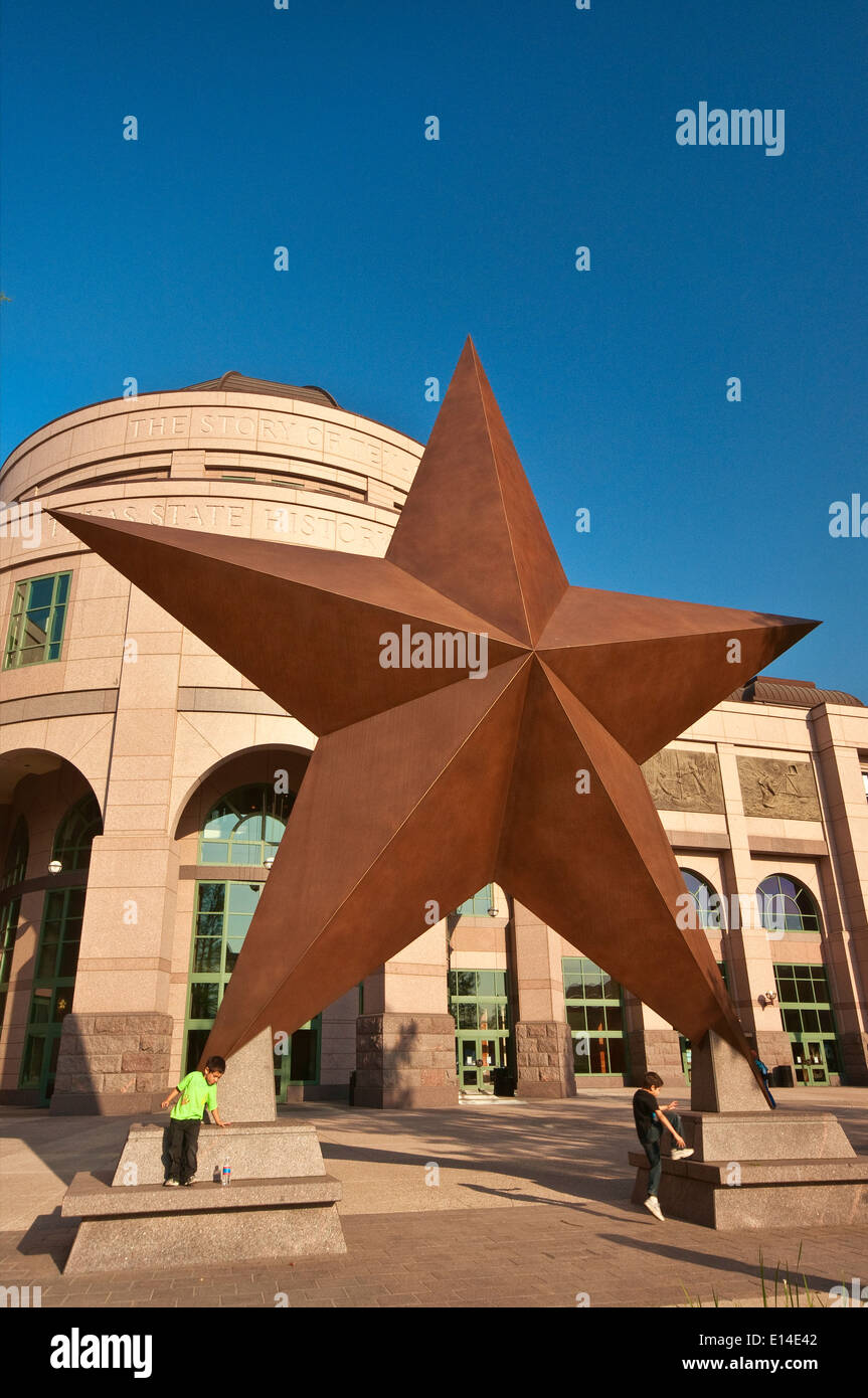 Riesige Lone Star vor Bob Bullock Texas State History Museum in Austin, Texas, USA Stockfoto
