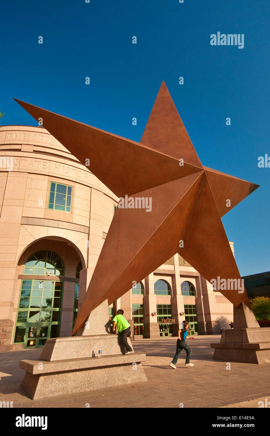 Riesige Lone Star vor Bob Bullock Texas State History Museum in Austin, Texas, USA Stockfoto