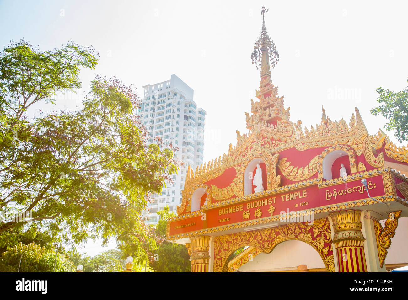 Dhammikarama birmanischen Tempel unter sonnigem Himmel, George Town, Penang, Malaysia Stockfoto