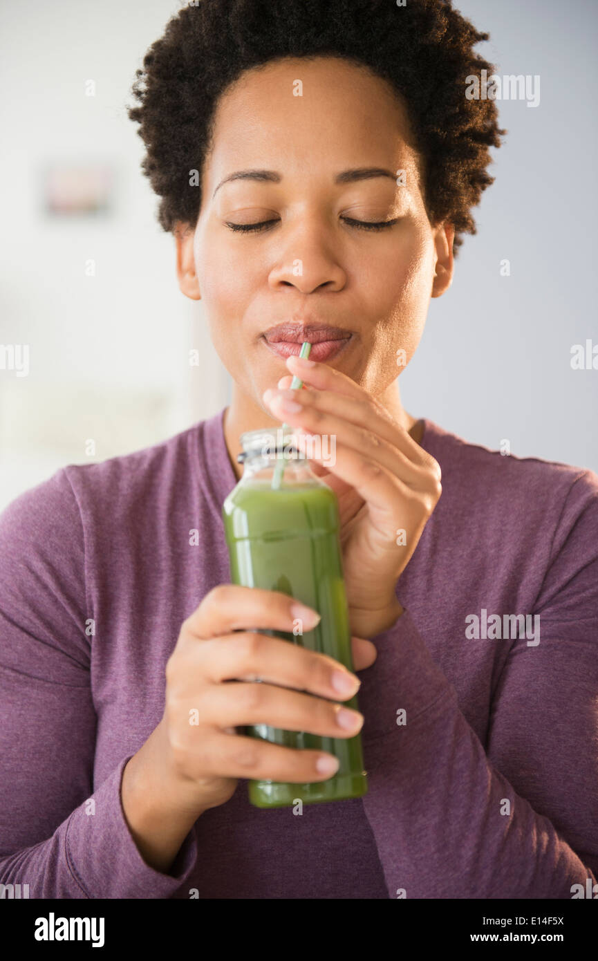 Nahaufnahme von schwarze Frau trinken grünen smoothie Stockfoto