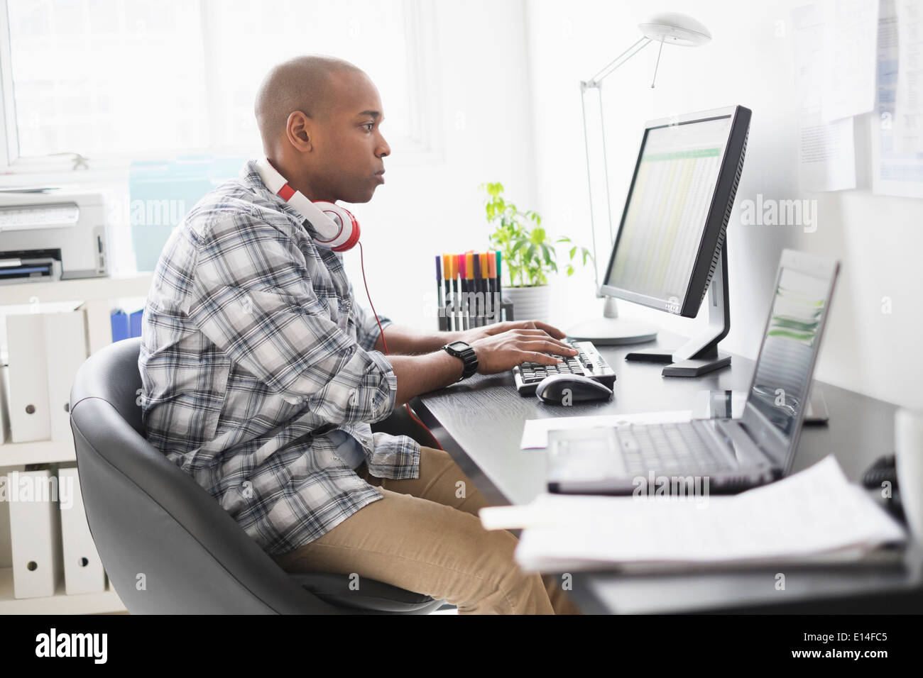 Schwarze Geschäftsmann arbeiten im Büro Stockfoto