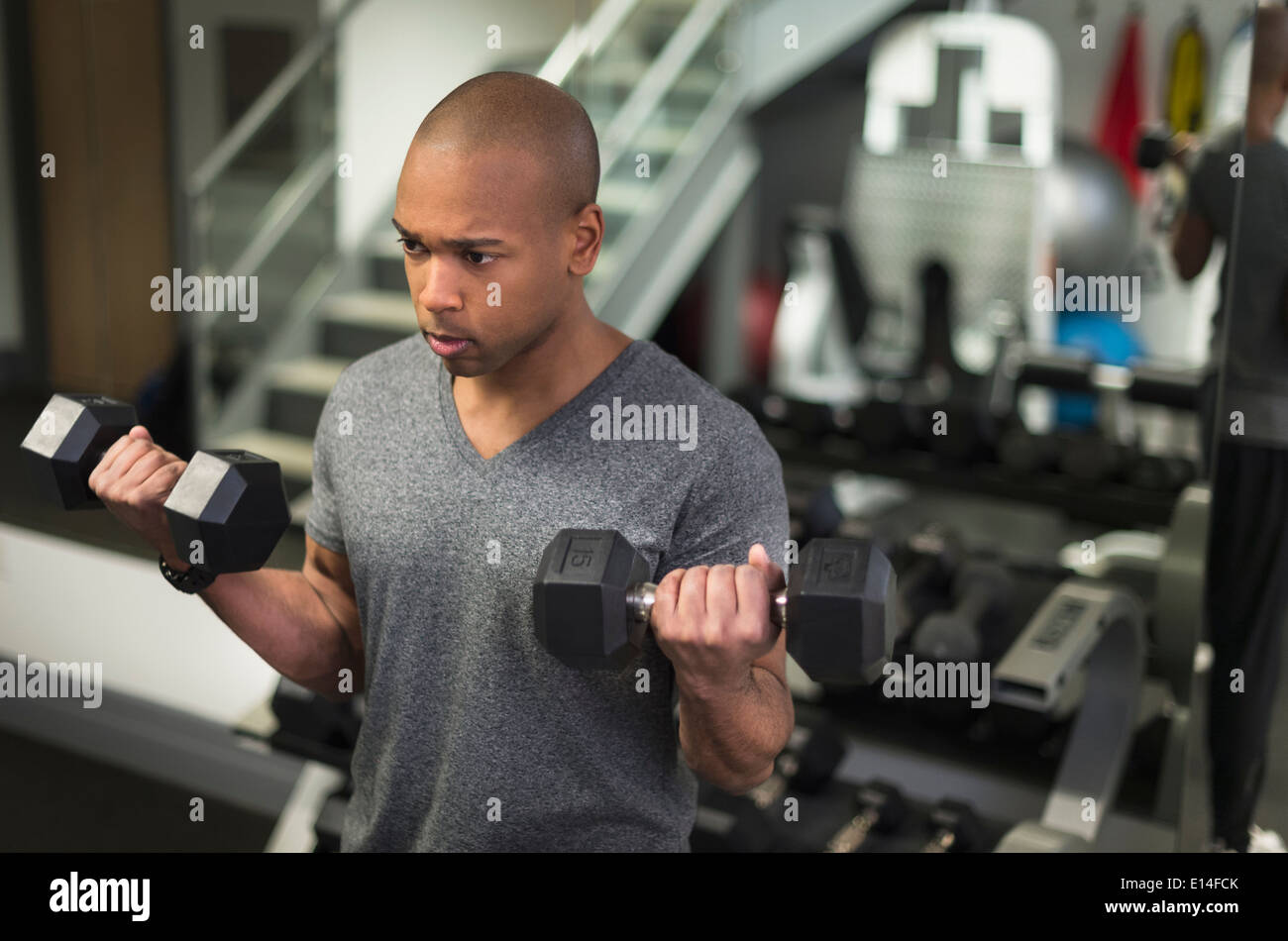 Schwarzer Mann Heben von Gewichten im Fitnessstudio Stockfoto