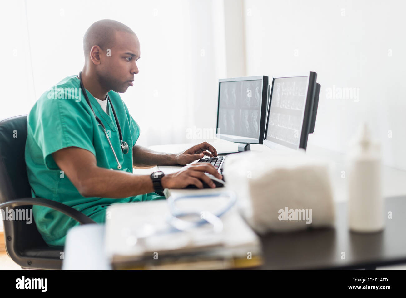 Schwarzen Doktor mit Computer im Büro Stockfoto