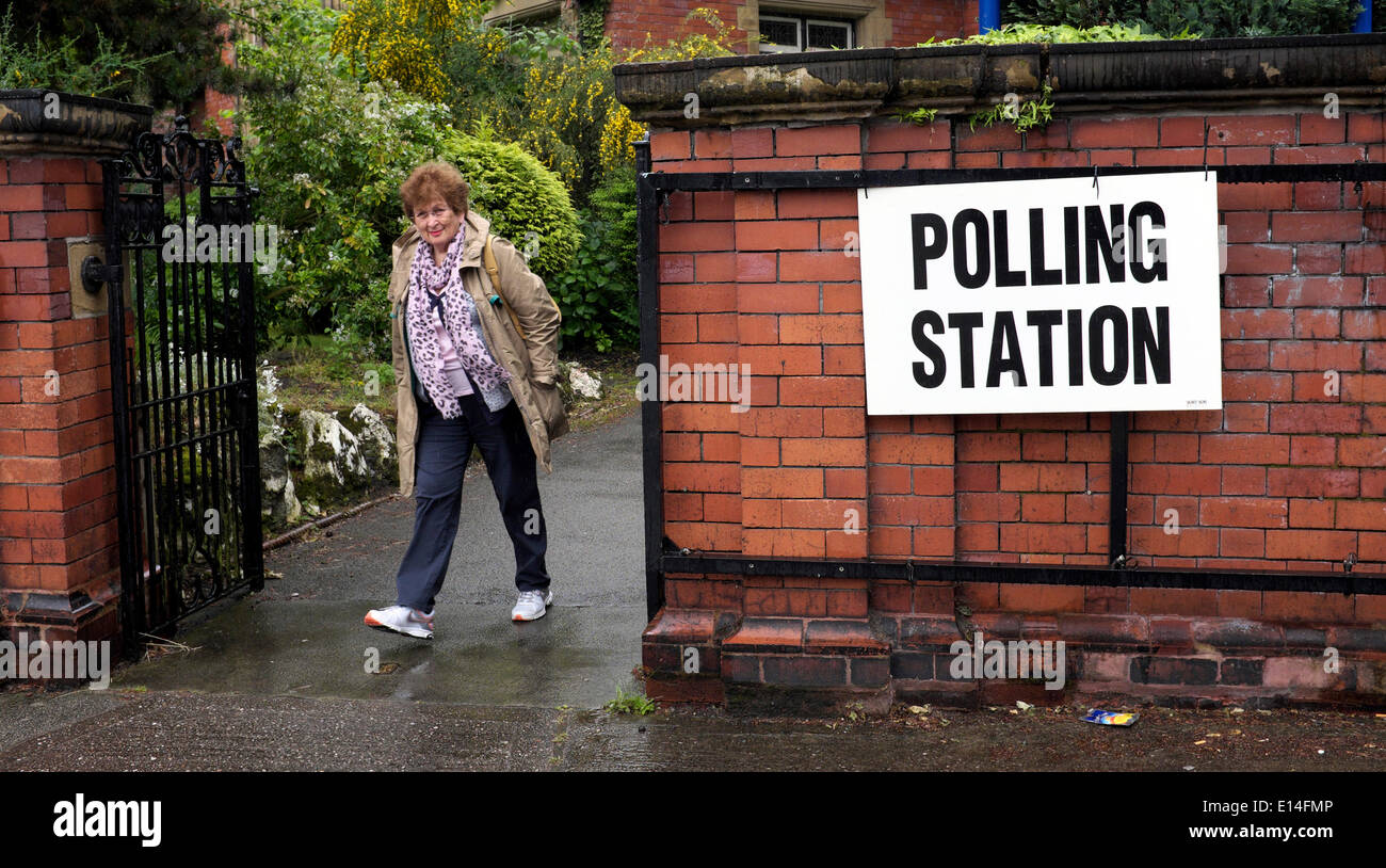 Didsbury, Manchester, UK 22. Mai 2014 Frau verlässt ein Wahllokal im Didsbury, die zwei LibDem Plätze hatten. Labour entnimmt die LibDems 95 von 96 Sitze in Manchester haben alle neun Sitze. Lokale/Europäische Wahlen mehr Manchester, UK-Credit: John Fryer/Alamy Live-Nachrichten Stockfoto