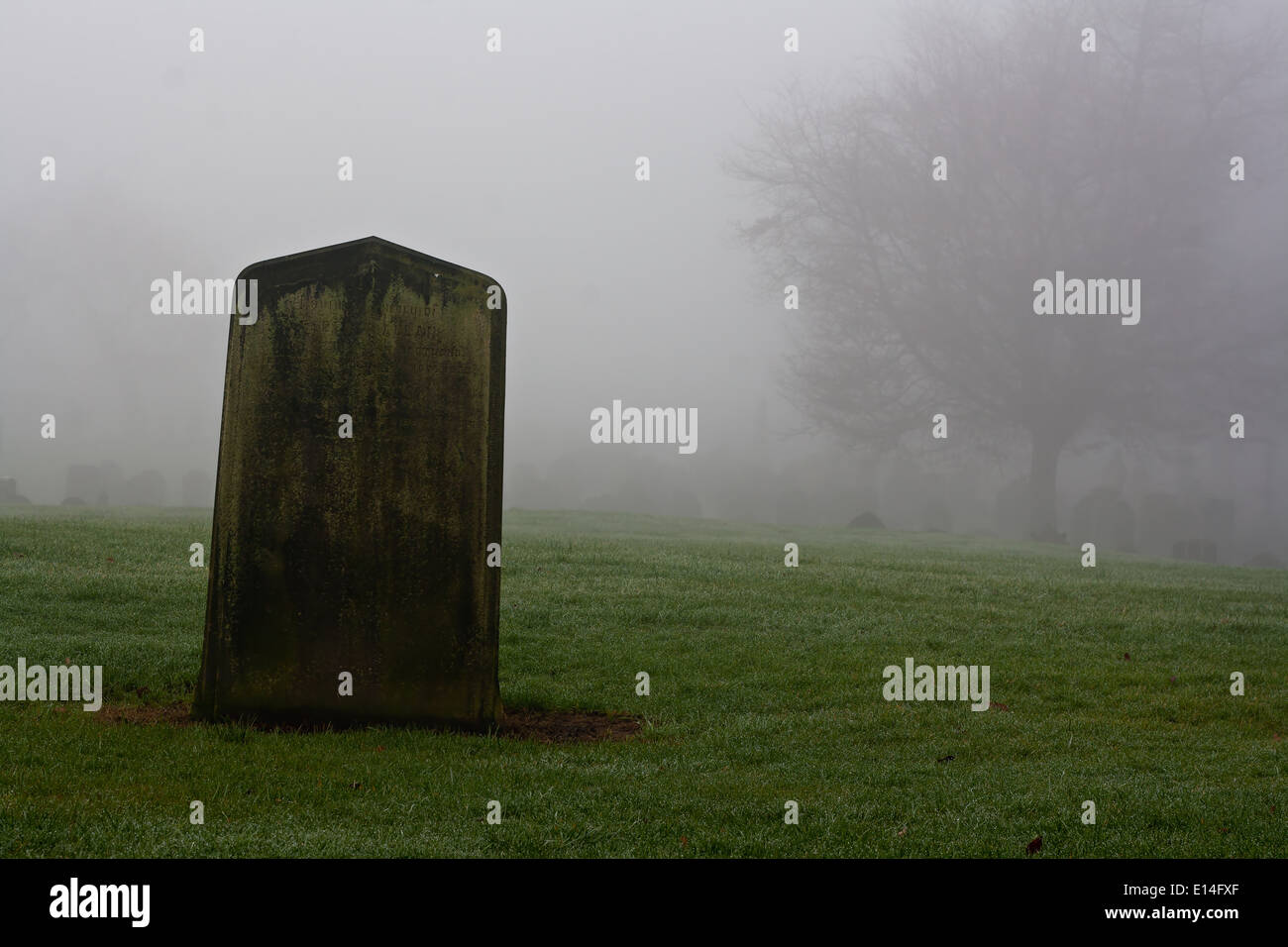 Gespenstischen alten Friedhof an einem nebeligen Wintertag Stockfoto