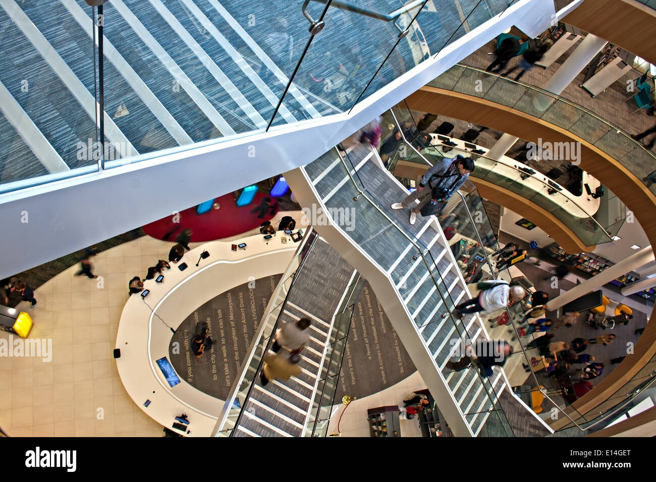 Menschen beim Treppensteigen innen Liverpool Central Library Stockfoto