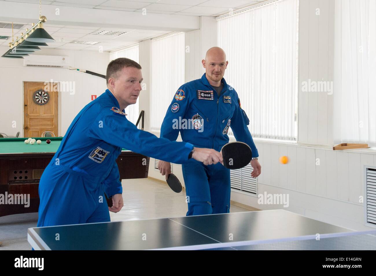ISS-Expedition-41-Crew-Mitglied Alexander Gerst von der European Space Agency, rechten, und backup Crew-Mitglied Terry Virts der NASA spielen Sie eine Partie Tischtennis auf der Kosmonaut Hotel May 21, 2014 in Baikonur, Kasachstan. Das Trio startet am 29. Mai in das Raumschiff Sojus TMA - 13M von Baikonur aus für eine 5 ½ Monat mission auf der internationalen Raumstation ISS. Stockfoto